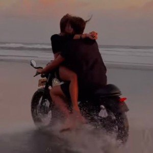 Тянет друг к другу