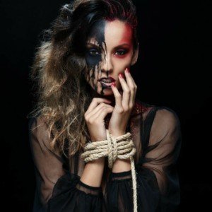 Держит невидимой нитью