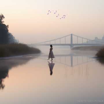 Розовое платье у реки