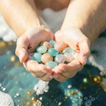 Цветные камешки, морской прибой