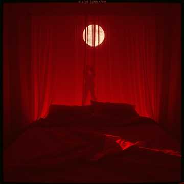 На красных простынях.