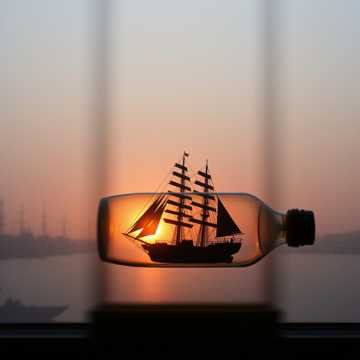 Корабль в витрине.