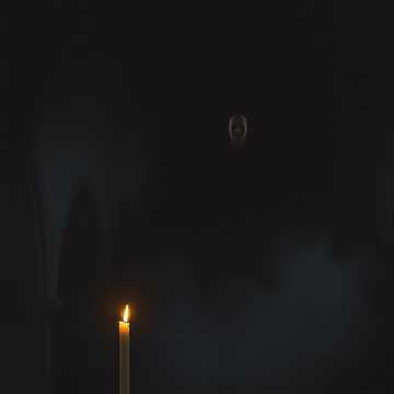 Догорающие свечи.